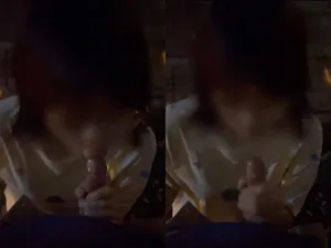 Cởi quần bắt em ghệ kính cận liếm cu